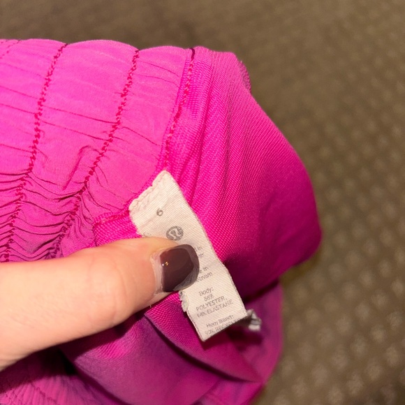 lululemon hotty hot 2.5” shorts - Picture 4 of 4